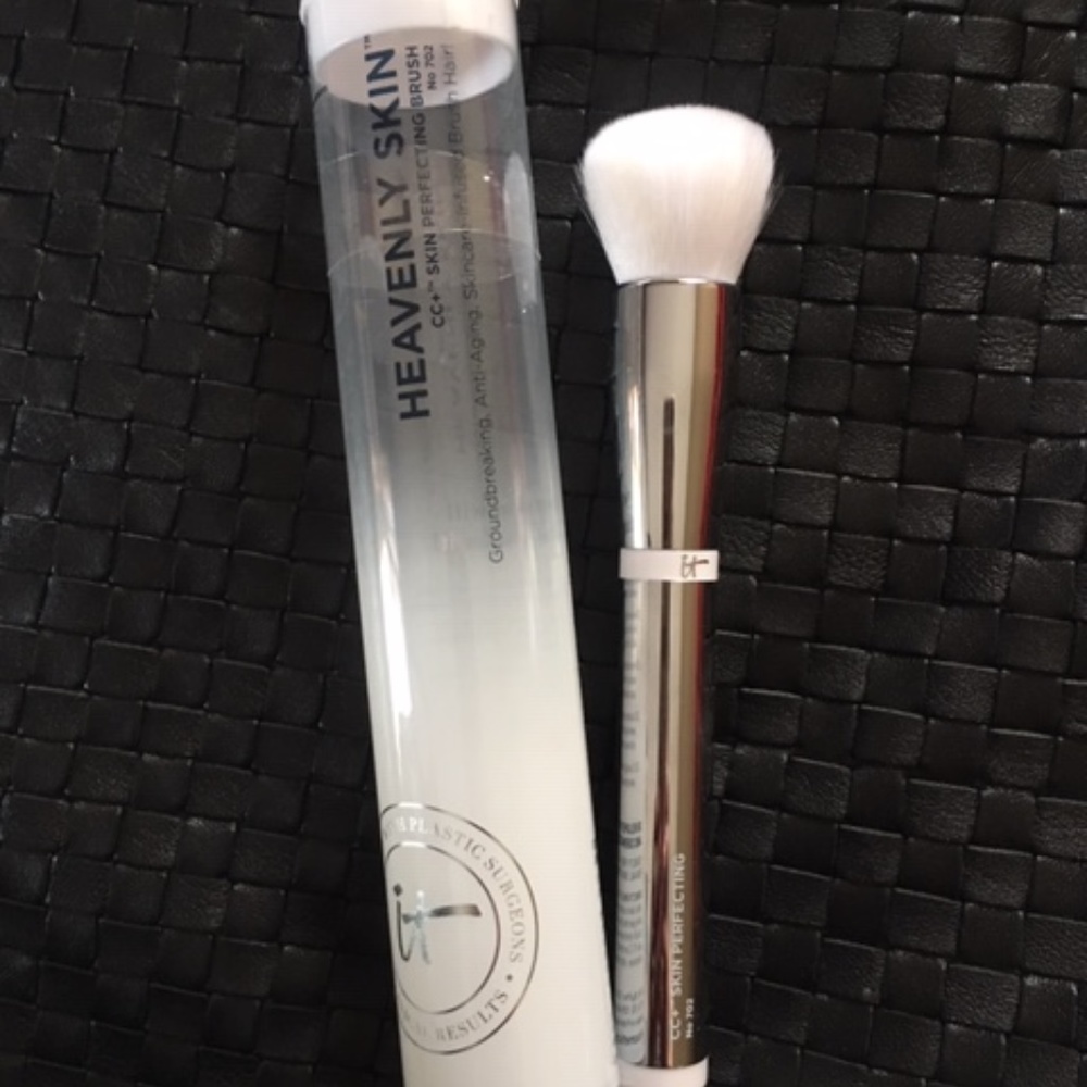 It Cosmetics Heavenly Skin Perfecting Brush - NEW